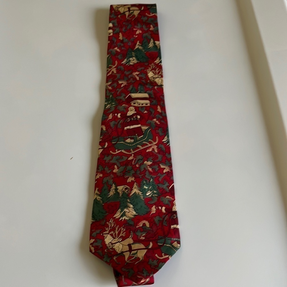 Wembley pure silk men’s Christmas tie. Dark red with Santa and outdoor scenes.